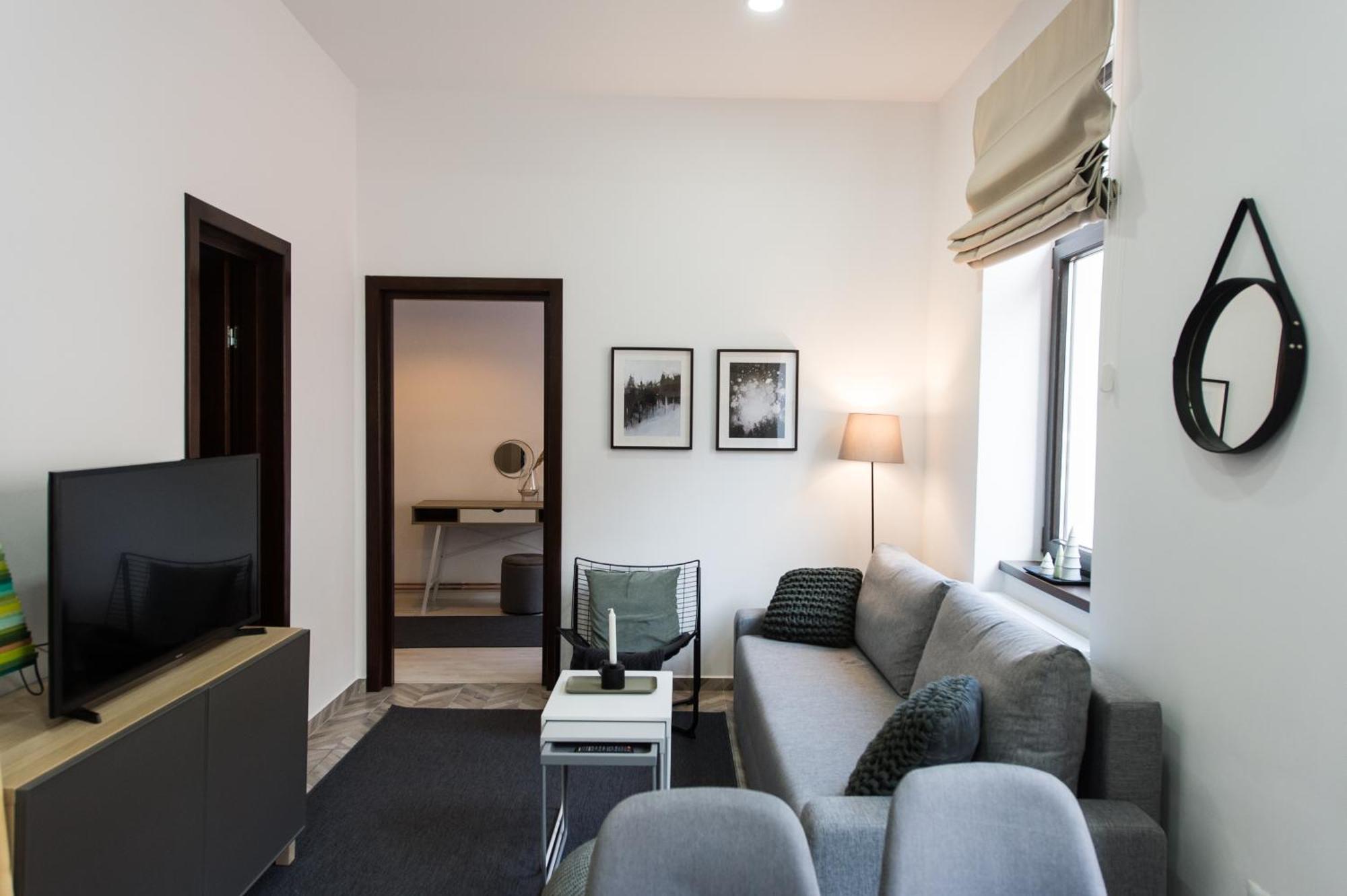 Charming Old Town Flat With Mountain View Apartment Brasov Bagian luar foto