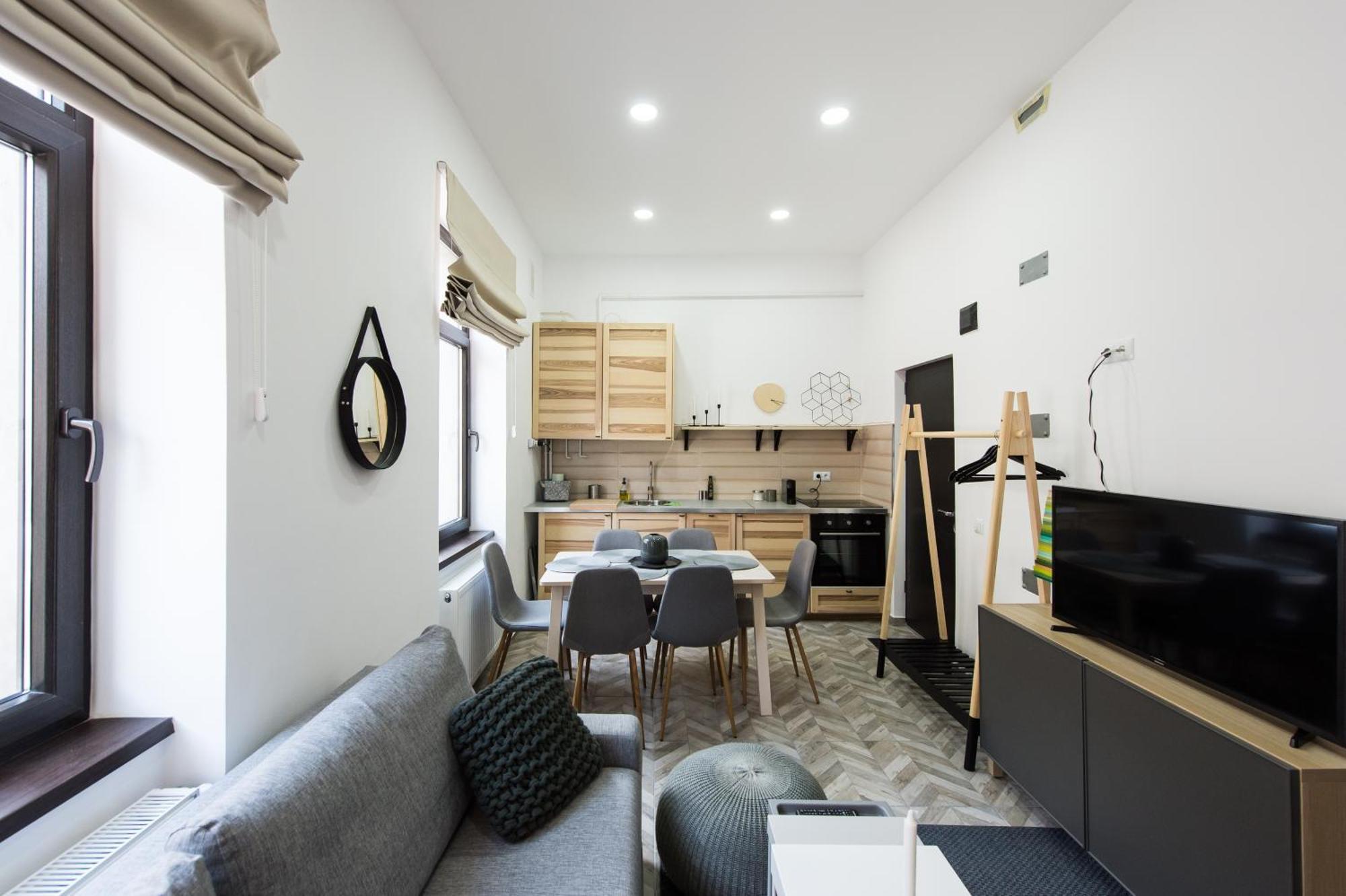 Charming Old Town Flat With Mountain View Apartment Brasov Bagian luar foto