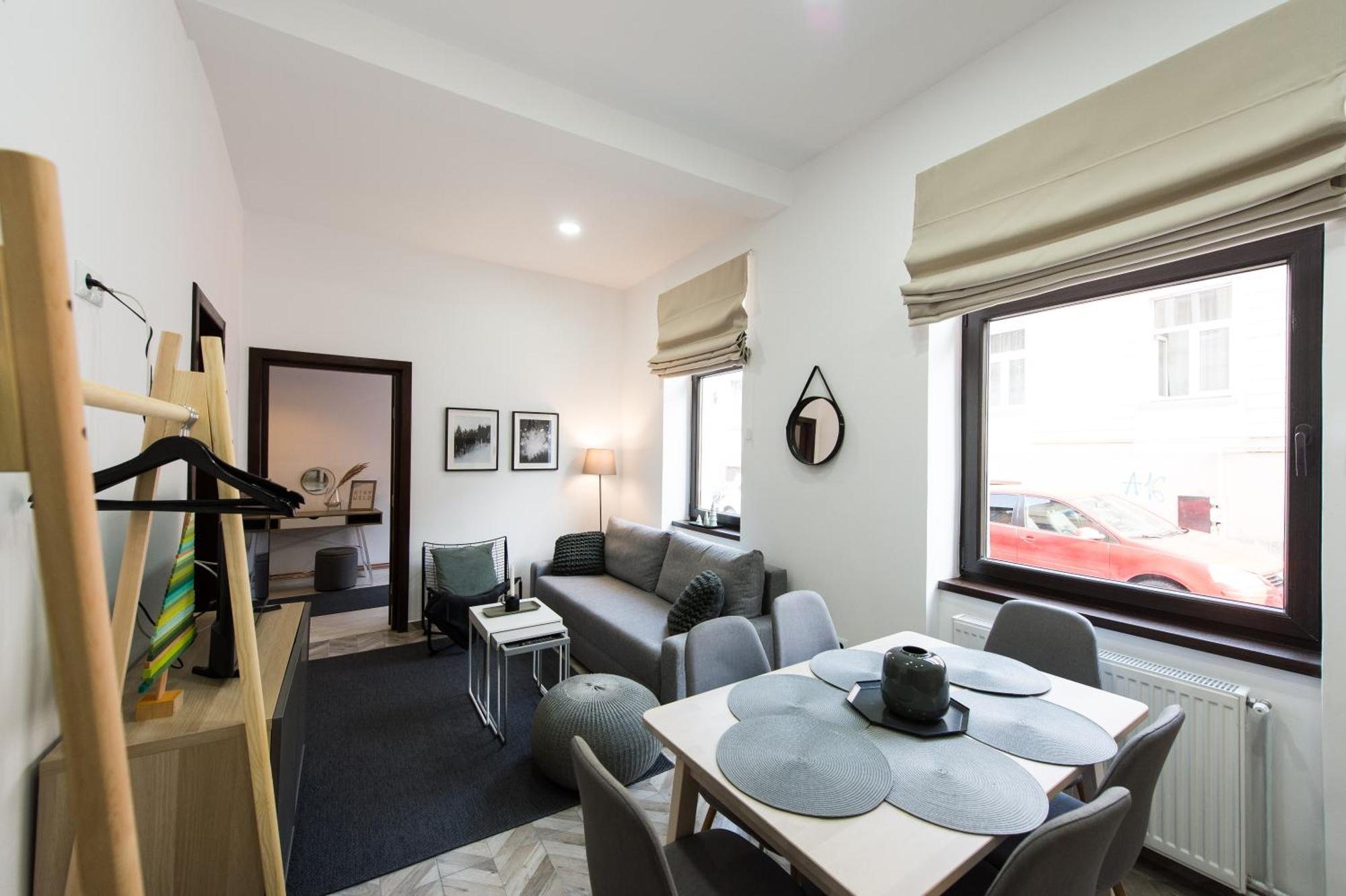 Charming Old Town Flat With Mountain View Apartment Brasov Bagian luar foto
