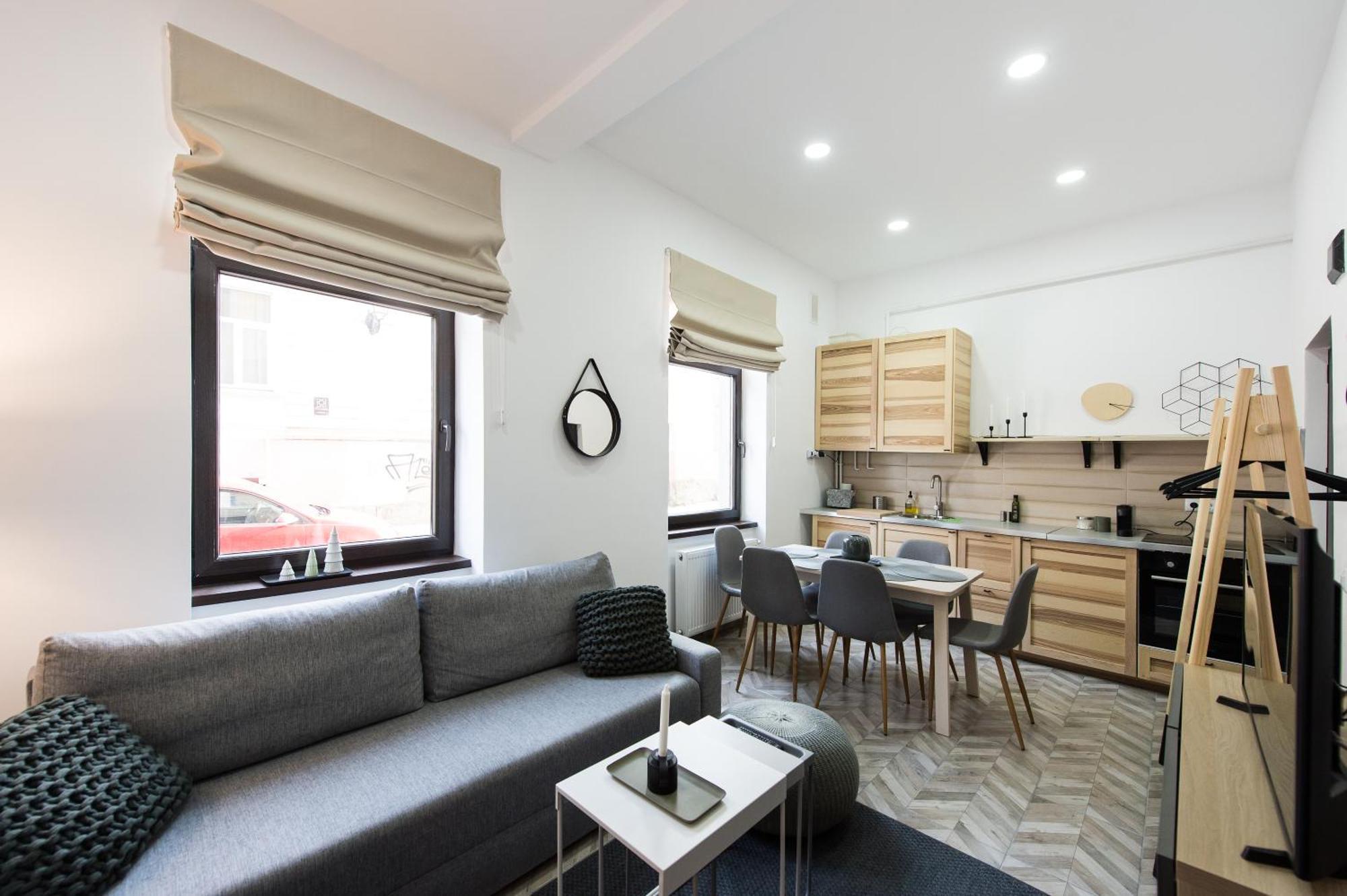 Charming Old Town Flat With Mountain View Apartment Brasov Bagian luar foto
