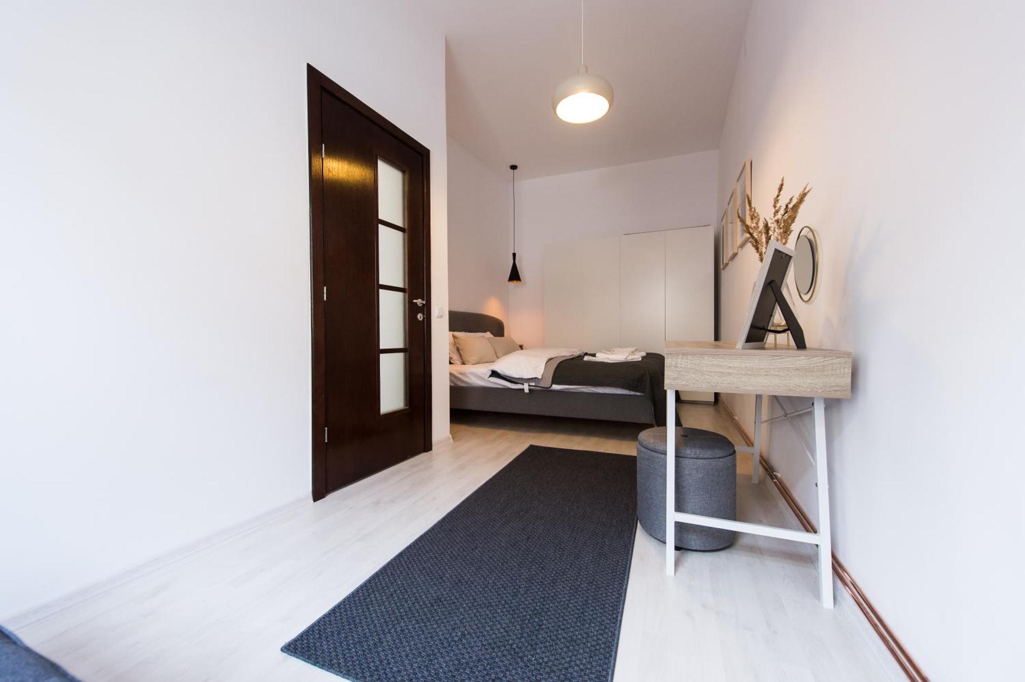 Charming Old Town Flat With Mountain View Apartment Brasov Bagian luar foto