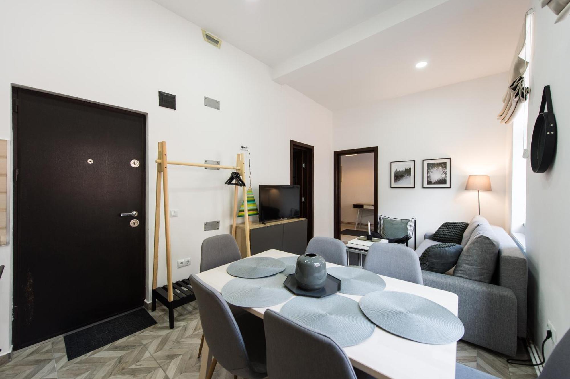 Charming Old Town Flat With Mountain View Apartment Brasov Bagian luar foto
