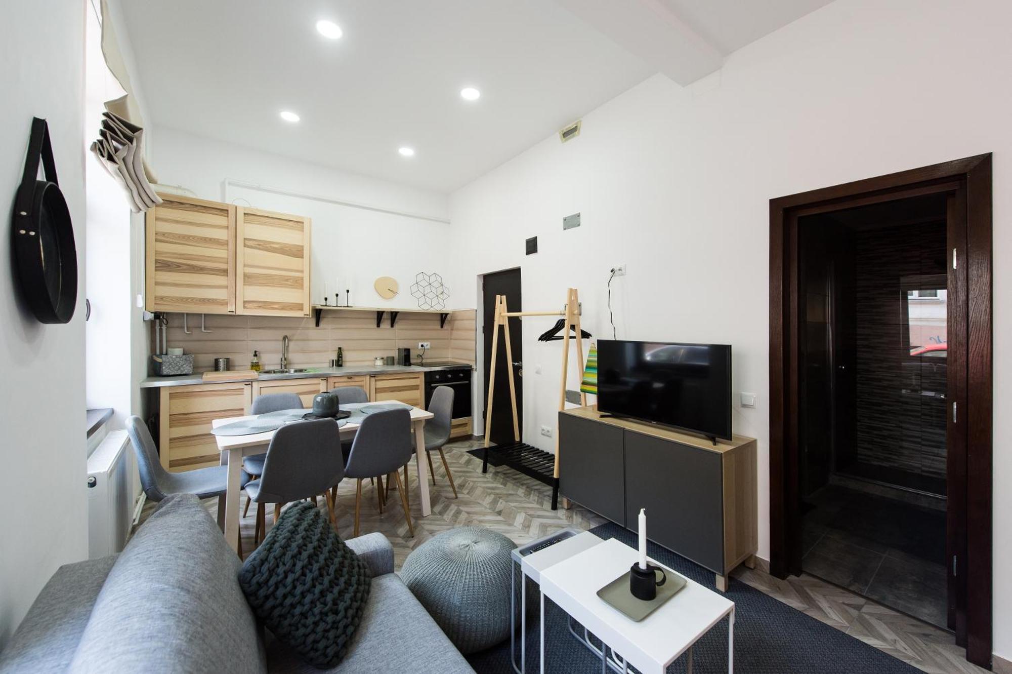 Charming Old Town Flat With Mountain View Apartment Brasov Bagian luar foto