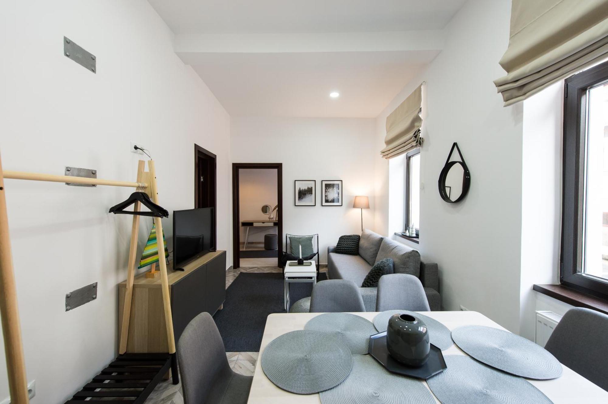 Charming Old Town Flat With Mountain View Apartment Brasov Bagian luar foto